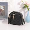 Bolso redondo pequeño con colgante de perla de diamante bordado para llevar al hombro 2022 diseño nicho con textura bolso de mujer al por mayor