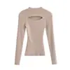Top de punto Retro Chic Color Café Cuello Alto Hueco Manga Larga Capa Base para Mujer Otoño Invierno Nuevo Elegante Reductor de Edad Delgado Pequeño
