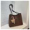 Bolsa Tote de Gran Capacidad Transfronteriza para Mujer 2025 Nueva Bolso de Hombro Portátil de Gama Alta Bolso Retro de Moda para la Axila