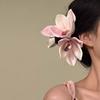 Presilha de Garra Flor de Lírio, Presilha de Cabelo Flor Artificial para Mulheres, Presilha de Tubarão Floral de Nicho, Acessório de Cabelo Atmosférico, Presilha de Garra Triangular