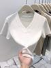 Camiseta de Verano Gris Estilo Europeo con Cuello en V y Manga Corta para Mujer, Nuevo Diseño 2026, Corte Ajustado, Color Sólido, Top con Pinzas en la Cintura en Forma de Espina de Pescado