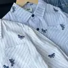 Ropa infantil para niños colección otoño 2026, camisa a rayas de manga larga con bordado de dibujos animados para niños, camisa estilo coreano venta al por mayor y dropshipping
