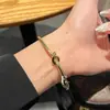 Pulseira Aberta Minimalista Retrô com Nó em Aço Titânio para Mulheres Pulseira de Luxo Leve de Nicho Joias Personalizadas com Nó Concêntrico