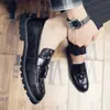 Nuevos Zapatos de Cuero Coreanos para Hombre Puntiagudos Modernos Casuales Moda Masculina Patrón de Cocodrilo Slip-on Zapatos de Vestir para Hombre Aumento Interior Negro