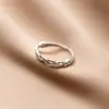 Anillo de plata bañado estilo coreano temperamento fresco dulce hueco cruz ola diamante femenino nicho alto 2022 Nuevo
