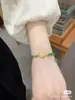 Novedad Pulsera con Colgante de Borla y Hebilla de Seguridad de Perlas Redondas Esmeralda que Realzan el Blanco para Mujer