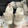 Estoque Disponível, Pantufas Peludas Fofas de Ursinho para Dedos dos Pés para Mulheres Usarem Fora no Outono e Inverno, Novas Slip-Ons da Moda com Proteção de Veludo