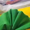 Precio de fábrica suministro directo en stock boda fibra química tela roja tela azul tela amarilla tela verde tela negra tela roja venta al por mayor