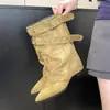 Botas de Cano Médio Versáteis Nova Moda Tamanho Grande Botas Curtas Retrô com Fivela Bico Fino Botas com Salto Bloco Design e Rebites