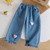 Traje Lindo de Otoño para Niñas Coreanas 2025 Nuevo Conjunto Dulce y Lindo de Falda con Empalme y Camiseta + Jeans con Corazón