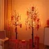 Día de Año Nuevo Decoración de Año Nuevo Escena Decoración Centro Comercial Hotel Recepción Ventana Árbol Luminoso Festivo Luz de Sobre Rojo Árbol