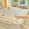 Falda de cama de terciopelo de leche Clase A Pieza única Manta de cama de vellón de coral Cubierta de cama engrosada Sábana de franela con encaje Bordes volantes Envoltura de cama acolchada