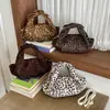 Bolso de mano de otoño de nicho con lazo para mujer, moderno, retro, versátil, estampado de leopardo, de alta gama, casual, bandolera