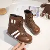 Botas de entrenamiento para niños, nuevo estilo otoño/invierno, botas casuales de cremallera lateral para niños y niñas, botas de media pantorrilla, modernas y cómodas para niños medianos y grandes.