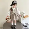 Conjunto de dos piezas de vestido de otoño estilo Chanel para niñas transfronterizo 2026 nuevo atuendo de moda comercio exterior venta al por mayor de ropa infantil