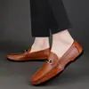 Zapatos casuales de cuero genuino de alta gama con suelas suaves y cuero suave, originarios de marcas italianas, ahora disponibles a un precio de ganga debido a liquidación de exportación