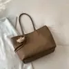Bolsa Transfronteriza de Gran Capacidad para Mujer Moda Nueva Otoño e Invierno 2026 Bolso de Hombro Versátil para Viajes Diarios Bolso Tote de Textura de Alta Calidad