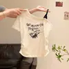Camiseta estampada de manga corta con hombros descubiertos color café estilo americano Qiaomi para mujer, nuevo modelo verano 2026, diseño fruncido, top ajustado