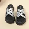 Lindas Chinelos Cruzados com Strass para Combinar com Saias, Roupa Feminina para Exterior, Novo Modelo de Verão 2025, Sandálias de Praia Prata Antiderrapantes com Solado Grosso