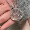Colar com Pingente de Buda Sorridente em Calcedônia Branca Gelo Estilo Chinês Novo Retrô Vintage Corrente para Clavícula Levemente Luxuosa Cara Cara Versátil