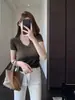 Moda de cuello en U, juvenil y elegante, hilo colorido, entallado a la cintura, adelgazante, top de punto de manga corta para mujer, principios de otoño 26 nuevo modelo H081304