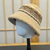 Chapéu bucket de tricô elegante estilo coreano para mulheres, perfeito para outono e inverno, mantém você aquecida, faz seu rosto parecer menor, apresenta cores contrastantes e é um acessório versátil para passeios.
