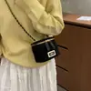 Bolsa de ombro mini tipo balde inclinada para o dia a dia de mulheres, nova bolsa baú com estampa de leopardo e alça de corrente 2026, padrão losango em camurça