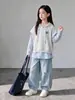 Conjunto de Moletom Falso de Duas Peças Estilo Coreano para Meninas, Primavera e Outono, com Calça Jeans para Crianças Maiores, Conjunto de Duas Peças da Moda, em Estoque para Dropshipping