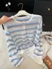 Blusa de tricô fina listrada azul claro com gola redonda, mangas compridas, proteção solar, estilo cover-up, verão 2026, solta, modeladora, transparente, feminina