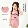 Roupas Infantis Estilosas para Meninas 2026 Verão Novo Conjunto de Duas Peças com Colete Fofo, Camiseta e Shorts Estilo Coreano Exportação