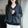 25 Años Otoño e Invierno Nuevo Retro Cardigan de Punto de Lana Peinada Cuello en V Manga Larga Estampado de Leopardo Jacquard Holgado Top Chaqueta