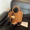 Bolso de Mano Versátil Simple Retro Francés Tipo Cubo Bolso Cruzado para el Hombro Nuevo para Viajes de Otoño e Invierno 2026