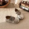 Zapatos pequeños de cuero estilo británico 2026 primavera y otoño nuevos versión coreana zapatos de princesa huecos para niñas con suelas suaves y mocasines con cuentas
