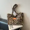 Bolso de Felpa Estampado de Leopardo para Mujer Gran Capacidad 2025 Nuevo Otoño e Invierno Ropa de Trabajo Versátil Bolso de Hombro de Piel Sintética