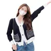 Cardigan de Tricô Elegante Estilo Chanel Outono e Inverno Novo com Decote em V Estilo Coreano Suéter Top com Bolso de Cor Contrastante Versátil para Mulheres