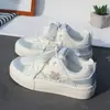 Nuevas Zapatillas Gruesas Lindas y Modernas para Mujer Primavera 2026, Zapatos Blancos de Nicho para Estudiantes, Zapatos Deportivos Casuales Transpirables