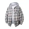 El principal producto nuevo de 2026 es la versátil camisa de manga larga a cuadros para hombre de la marca de moda de primavera y otoño, una elegante camisa casual holgada con capucha