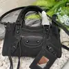 26 Modelos Nuevos de Bolsas de Motocicleta Mate, Bolsas Abg Spicy Girl con Tachuelas de Gamuza Suave, Bolsos Cruzados de Piel de Vaca de Primera Capa, Bolsos Tote