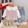 Conjunto de Ropa de Primavera para Niñas 2026 Nuevo Estilo Chaleco Suéter Elegante de Primavera y Otoño para Bebé Conjunto de Tres Piezas Ropa para Bebés y Niños