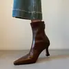 Botas de salto alto marrons 2026, novas, da moda, de perna fina, bico fino, com painéis elásticos, saltos finos e zíper traseiro, botas de moda