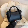 Bolsa de Balde Portátil Simples e Versátil para Mulheres, Novo Modelo Estilo Coreano para Trabalho e Deslocamento, Bolsa de Ombro, Moda Inverno 2025 com um Toque de Luxo