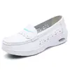 Sapatos de enfermeira versáteis absorventes de choque resistentes ao desgaste não cansativos para ficar em pé por muito tempo sapatos de trabalho médico e de saúde respiráveis sola macia salto plataforma outono atacado