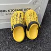 Zapatos tipo tank top nuevos de verano con bloques de color y diseño ondulado para niños y niñas, sandalias de playa antideslizantes con estampado para exteriores, pantuflas de punta cerrada