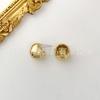 Pendientes de bola con patrón de martillo chapados en oro cobre metal retro europeo y americano Pendientes de botón