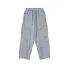Traje casual curvo estilo callejero americano, sudadera con capucha deconstruida en gris claro con costuras de contraste y pantalones jogger a juego con cordón