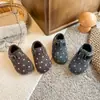 Pantuflas de lana con lunares y temática de bosque para niños, colección invierno 2026, zapatos cálidos forrados de felpa estilo Birkenstock para niños, pantuflas gruesas de algodón para niñas