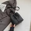 Bolso Satchel Sencillo de Nicho Bolsa Cesta de Verduras para Mujer 2025 Otoño Nuevo de Gran Capacidad para Viajar en Transporte Público Bolso Cubo de Hombro Único Cruzado