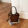 Bolsa feminina de camurça 2026 novo modelo bolsa de mão outono vintage Maillard bolsa de ombro transversal tipo balde