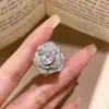 Anillo Abierto Exagerado con Forma de Flor de Circonita Estilo Europeo y Americano, Moderno y Versátil, Elegante Anillo para Dedo Índice, Joyería de Lujo Ligero y de Gama Alta