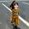 Traje de dos piezas falso a rayas para niñas estilo coreano, modelo de primavera y otoño, nuevo atuendo de moda 2026 para niñas pequeñas
